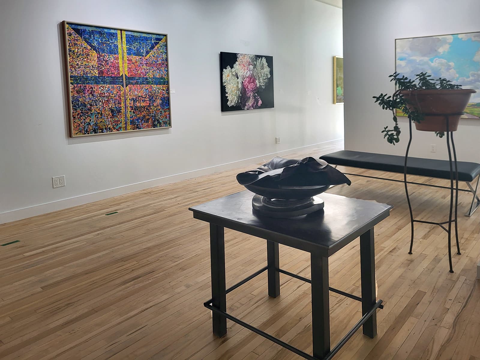 Interior Image 3 of Wallace Galleries with several works by Bruce Head, Robert Lemay, Jim Stokes, and Isla Burns (Sculpture).
